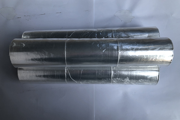 選擇和使用食品用保鮮膜時應關注其是否符合食品安全標準避免使用劣質或過期產品